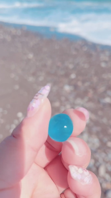 大雨の翌日のビーチで見つけた丸いシーグラス