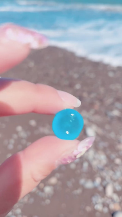 大雨の翌日のビーチで見つけた丸いシーグラス