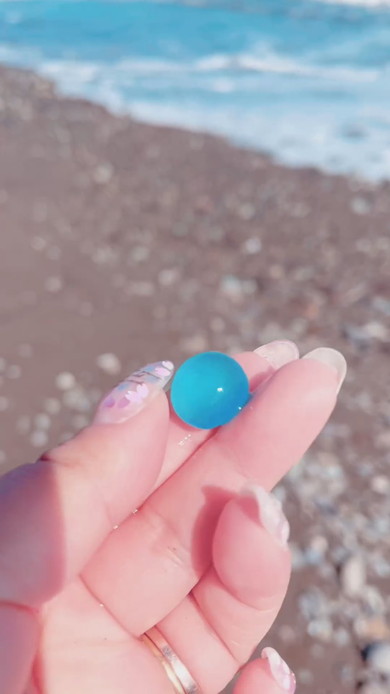 大雨の翌日のビーチで見つけた丸いシーグラス