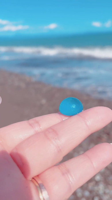 大雨の翌日のビーチで見つけた丸いシーグラス