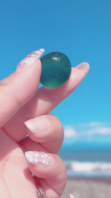 大雨の翌日のビーチで見つけた丸いシーグラス