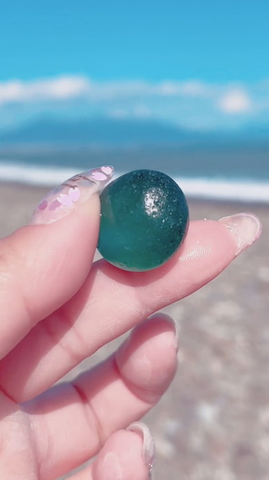 大雨の翌日のビーチで見つけた丸いシーグラス