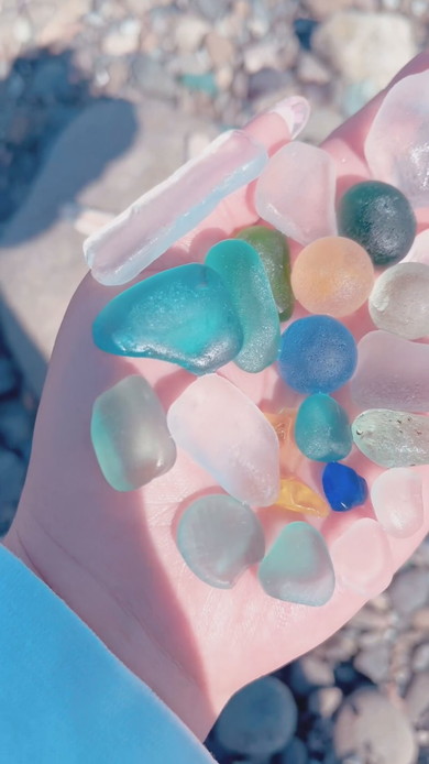 大雨の翌日のビーチで見つけたシーグラス