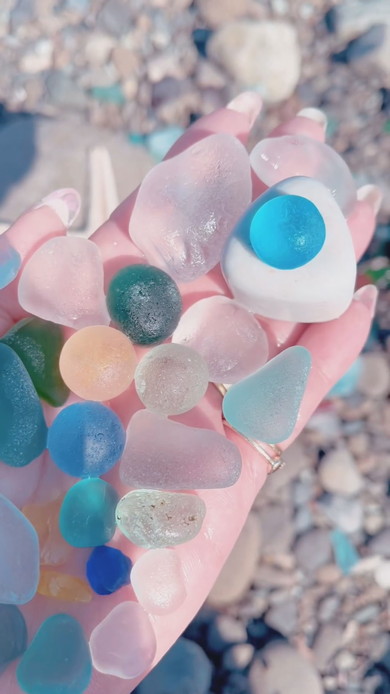 大雨の翌日のビーチで見つけたシーグラス