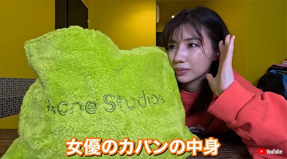 仲里依紗さんがバッグの中身を公開