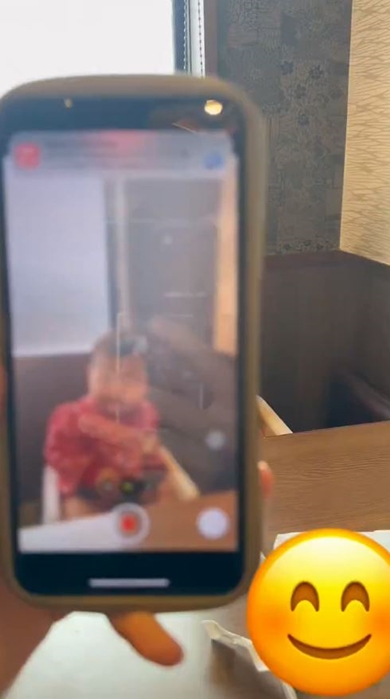 のぞき込んでくる娘