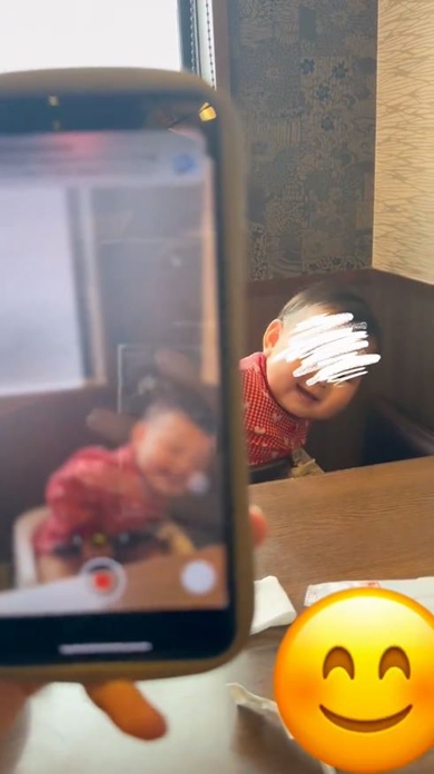 のぞき込んでくる娘