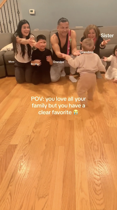 祖父を選ぶ赤ちゃん