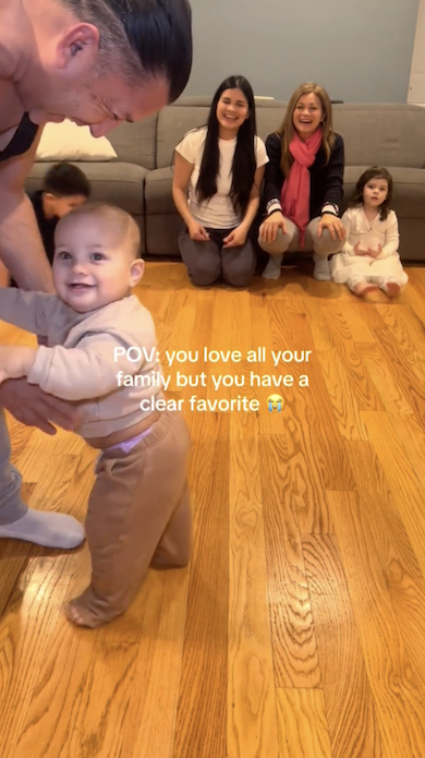 祖父にハグする赤ちゃん