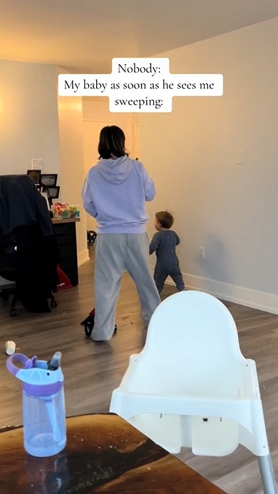 ほうきでママのはき掃除をまねするもごみを散らかしてしまう男の子