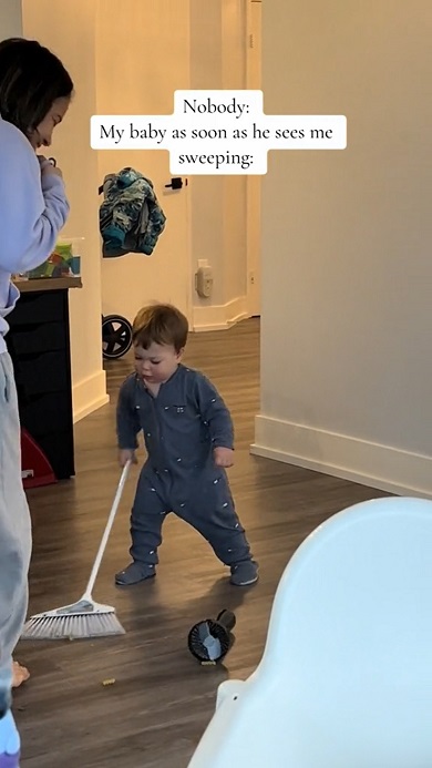 ほうきでママのはき掃除をまねするもごみを散らかしてしまう男の子