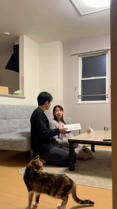 妻が箱に気づく