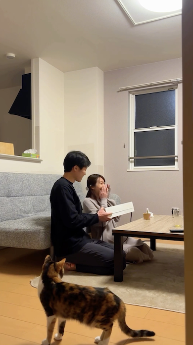 喜びの顔を見せる妻