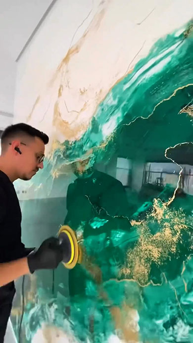 塗装職人が壁を大理石に・アップ