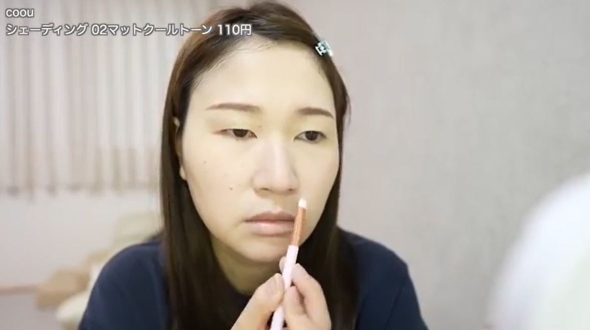 シェーディングを入れる女性