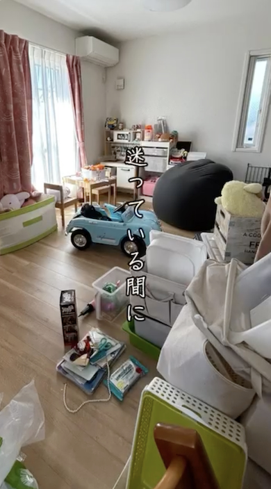 片付け前収まりきれない子どものおもちゃ