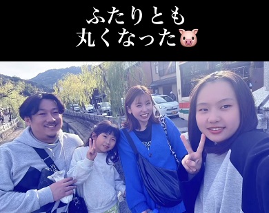 結婚14周年を迎えた夫婦と子ども2人の家族ショット