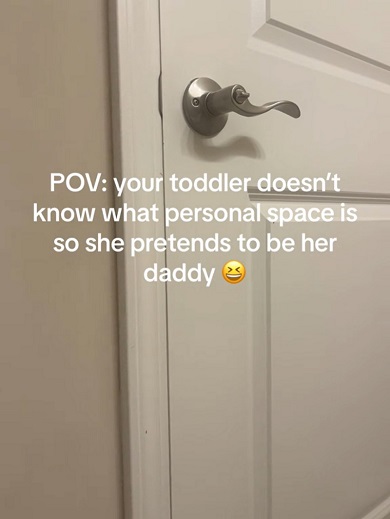 パパのふりをしてママがいる部屋に入ろうとする娘