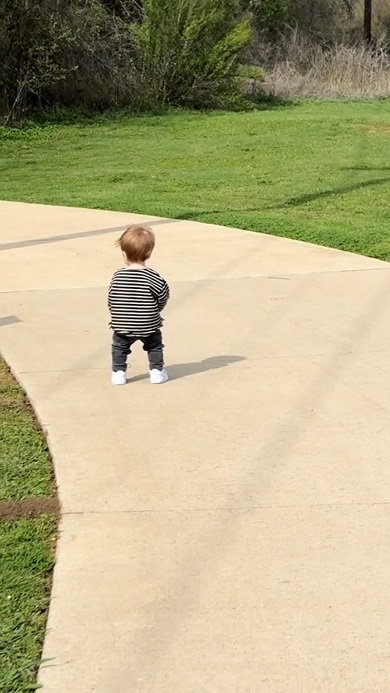 パパの呼びかけに反応することなく遠くを見て立ち尽くしている息子