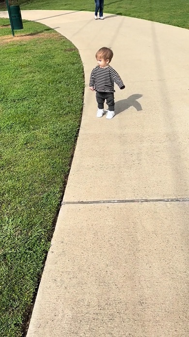 パパの呼びかけに反応することなく遠くを見て立ち尽くしている息子