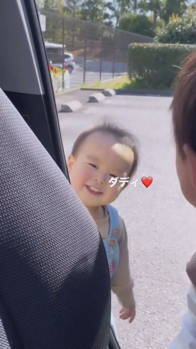 パパをうれしそうに「ダディ」と呼ぶ1歳の男の子