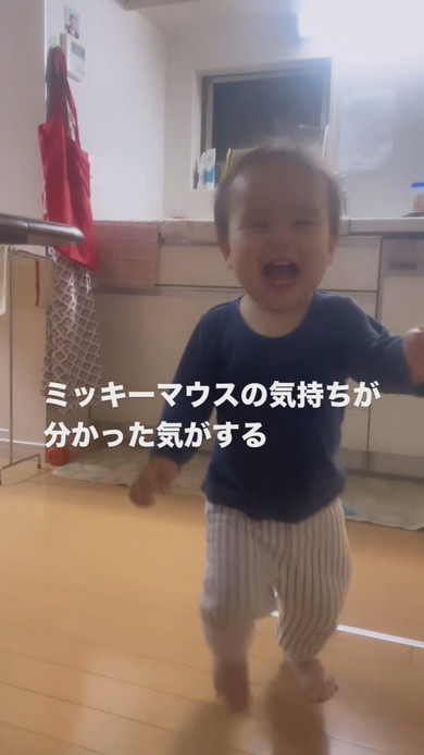 パパをうれしそうに「ダディ」と呼ぶ1歳の男の子