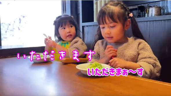 サラダを食べる姉妹