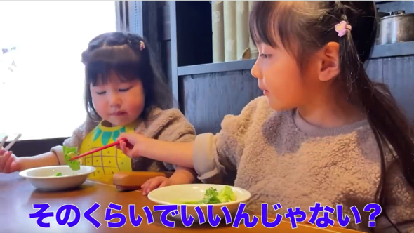 妹にサラダを分ける姉