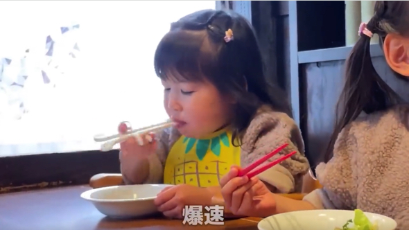 唐揚げのために爆速でサラダを食べる妹