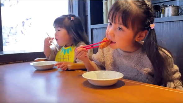 唐揚げもペロリな妹