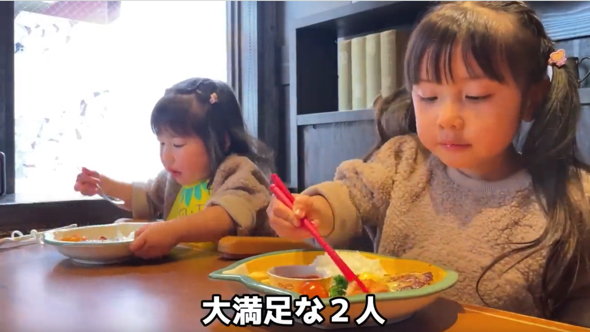 ハンバーグに満足の姉妹