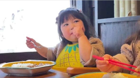 GOODポーズをする妹