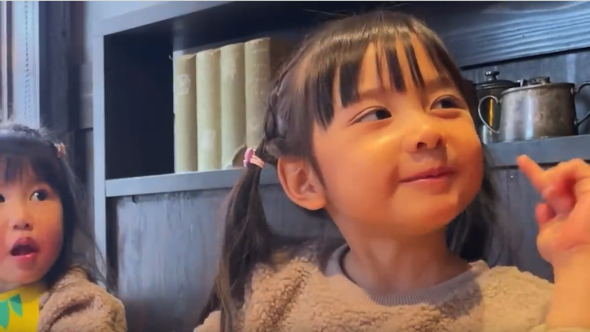 ほっぺに指をあてる姉