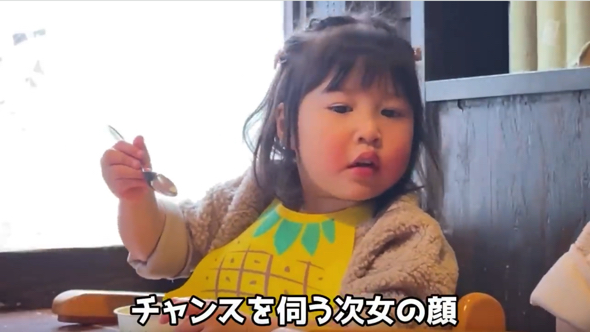 ゼリーを食べながら姉のご飯を狙う妹