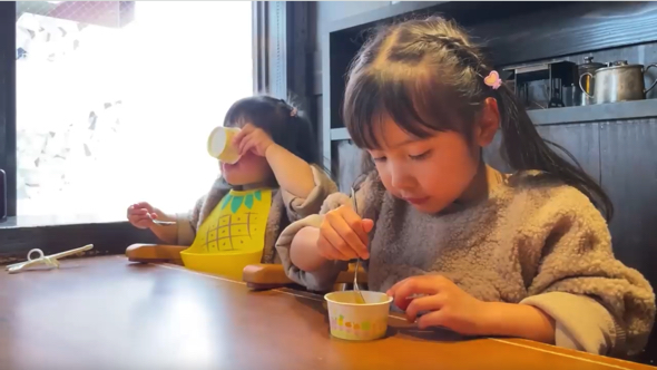 ゼリーを豪快に食べる妹