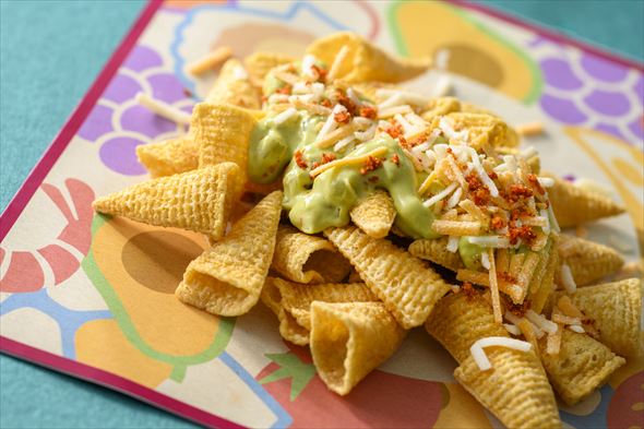 とんがりコーンとアボカドのナチョス風