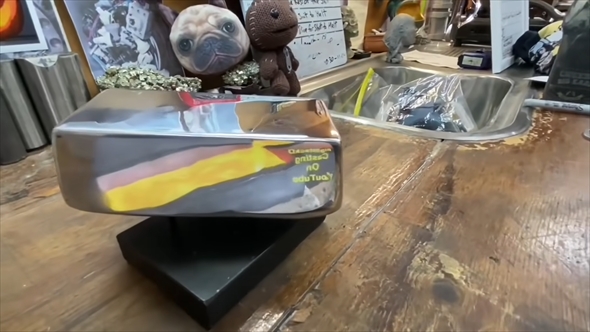 空き缶を溶解してアルミニウムの延べ棒を作る動画