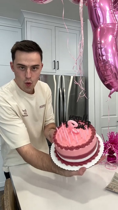 飼い犬の3歳の誕生日を祝うべくバースデーケーキを用意する夫