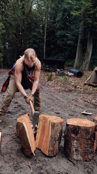 おのを振り下ろす