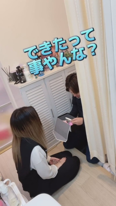 帰宅した夫に妊娠報告する妻