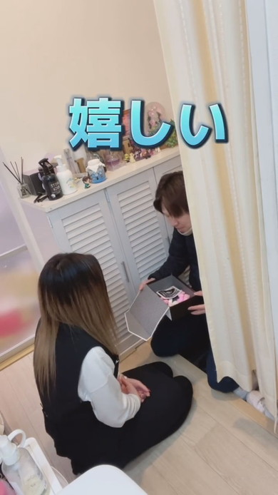 帰宅した夫に妊娠報告する妻