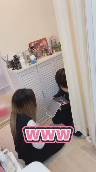 帰宅した夫に妊娠報告する妻