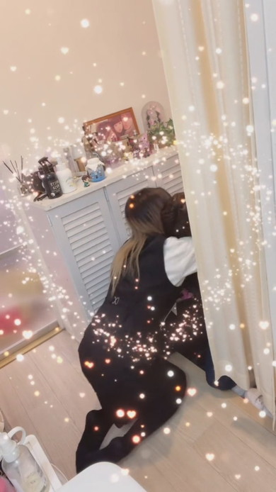 帰宅した夫に妊娠報告する妻