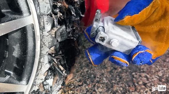 タイヤに液体窒素を入れてみたら