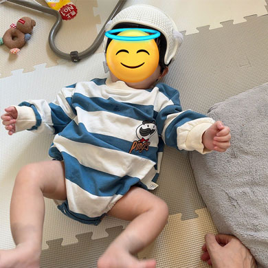 ヘルメットをかぶる息子