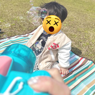 シャボン玉で遊ぶ息子
