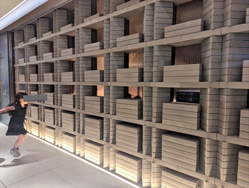 「おひざに積む石がこんなにたくさん」とはしゃぐ幼い女の子