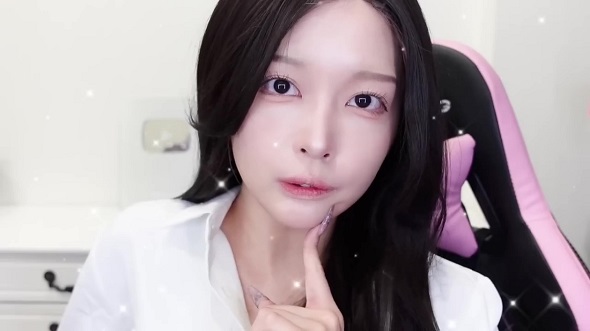 裸眼メイクが完成し黒髪のウィッグを再度かぶったダスちゃん