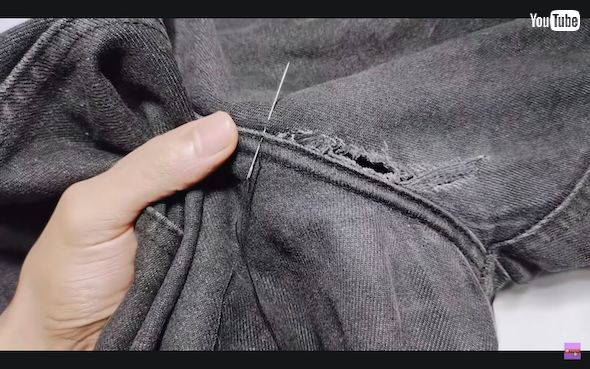 ジーンズの破れを縫う