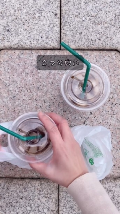カップドリンクをビニール袋に入れる画像